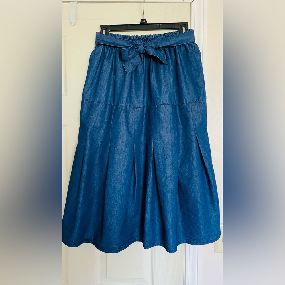 Cute blue denim midi-length skirt with bow